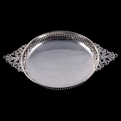 Lot 149 - Silver sweetmeat dish
