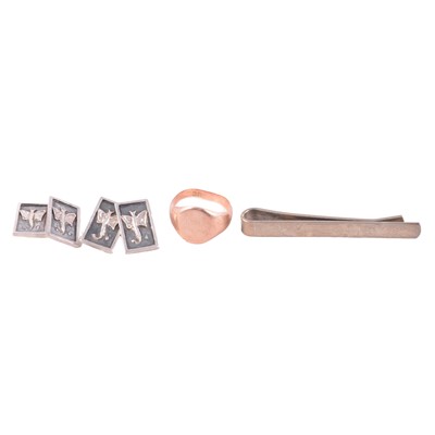 Lot 359 - A rose gold signet ring, pair of cufflinks and tie bar.