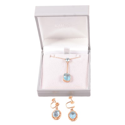 Lot 281 - An aqua-coloured stone necklace, and pair of aqua-coloured stone earscrews.