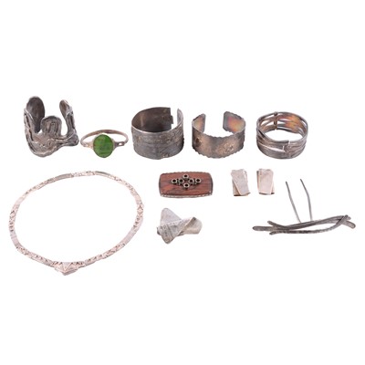 Lot 501 - A collection of white metal Brutalist style jewellery