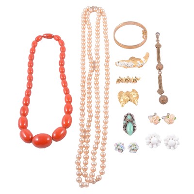 Lot 517 - Amber coloured necklace, and costume jewellery.