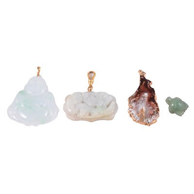 Lot 320 - An agate slice and yellow metal pendant, two carved jadeite pendants, and a carved jadeite tortoise.