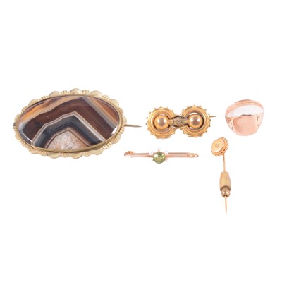 Lot 152 - An oval agate brooch, gold signet ring, peridot brooch, stick pin, and another brooch.