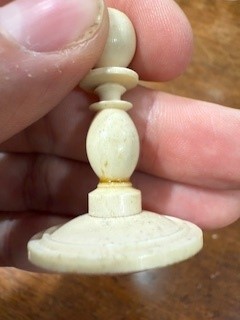 Lot 85 - Late 19th Century English bone chess set, Barleycorn pattern