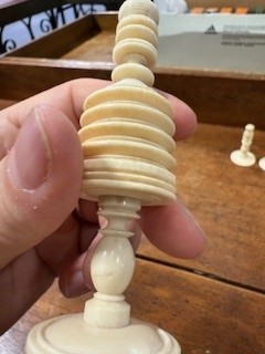 Lot 85 - Late 19th Century English bone chess set, Barleycorn pattern
