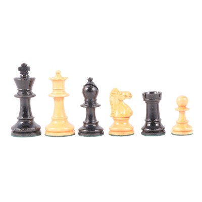 Lot 100 - Staunton pattern chess set, boxed, with board