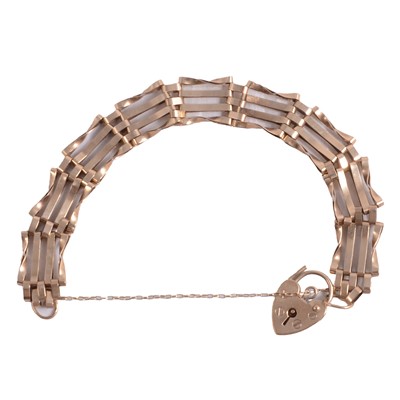 Lot 199 - A 9 carat yellow gold four bar gate link bracelet.