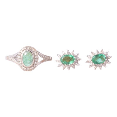 Lot 26 - An emerald and diamond cluster ring, and pair of earstuds.