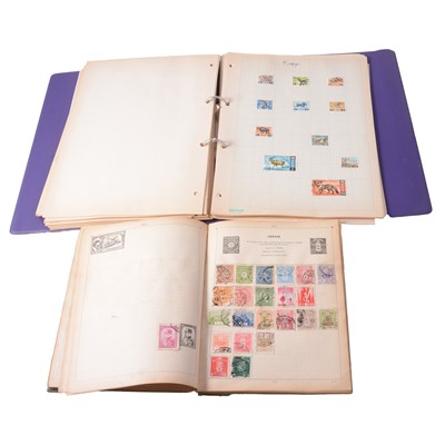 Lot 252 - Small stamp collection in albums and loose