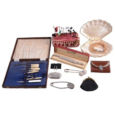 Lot 546 - A tray of vintage accessories and jewellery.