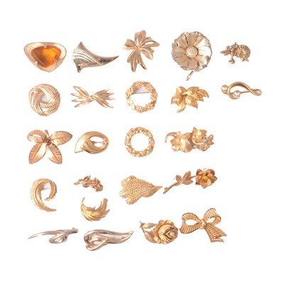 Lot 516 - Twenty-three vintage 1950's / 1960's gilt metal brooches.