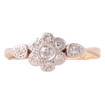 Lot 96 - A vintage diamond cluster ring.