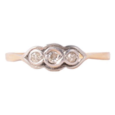 Lot 76 - A vintage diamond three stone ring.