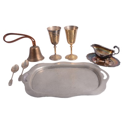 Lot 124 - Small quantity of silverplate items and other decorative ware
