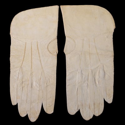 Lot 48 - Pair of English Civil War period style leather cavalry gloves