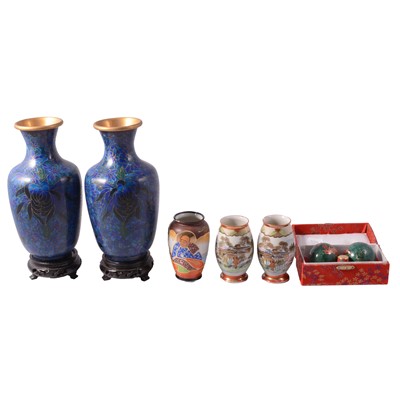 Lot 80 - Chinese cast brass dice box, modern cloisonne ware and other Asian decorative wares