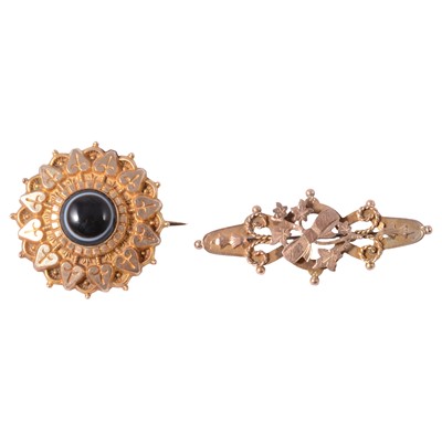 Lot 206 - A banded agate and yellow metal target brooch, and a 9 carat yellow gold bar brooch.