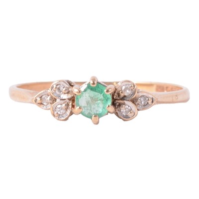 Lot 25 - An emerald and diamond ring.