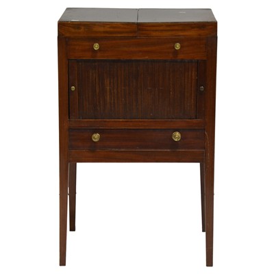 Lot 373 - Georgian mahogany dressing table