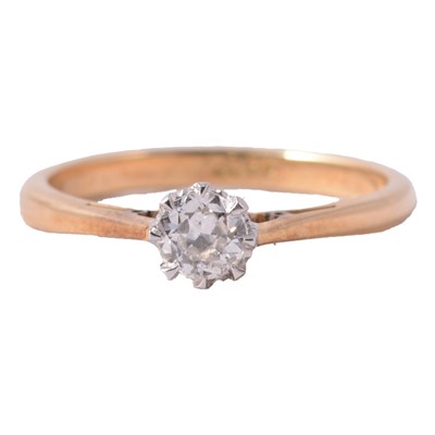 Lot 63 - A diamond solitaire ring.
