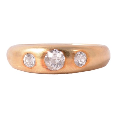 Lot 144 - An Edwardian 18 carat yellow gold ring star gypsy set with three old cut diamonds.