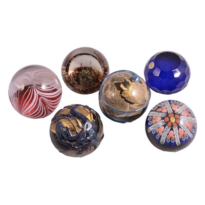 Lot 27 - Fifteen Art Glass paperweights, including Selkirk Glass, Okra Studio, etc