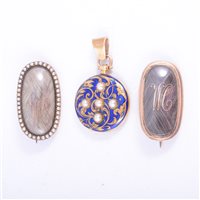 Lot 195 - Two mourning brooches and an enamel locket,...