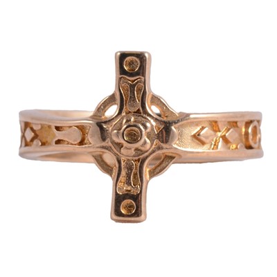 Lot 157 - Ortak Jewellery - a 9 carat yellow gold St John’s Cross ring.