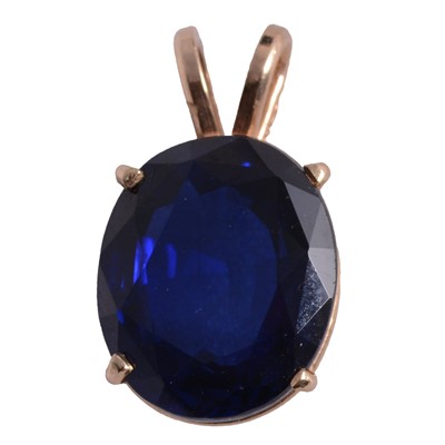 Lot 179 - A sapphire solitaire pendant.