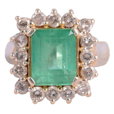 Lot 175 - An emerald and diamond cluster ring.
