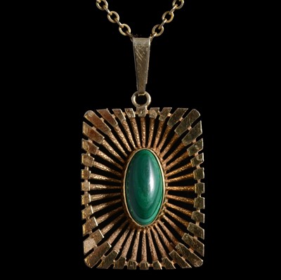 Lot 344 - A malachite pendant on a chain