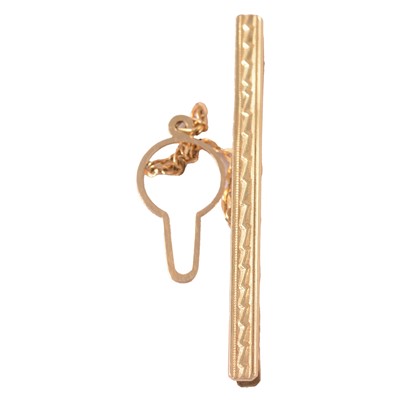 Lot 477 - A yellow metal tie bar.