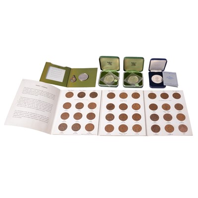 Lot 267 - Silver Crown Coins, Silver Jubilee Medals, £5 coins, 1950 and 1951 pennies, and other items.