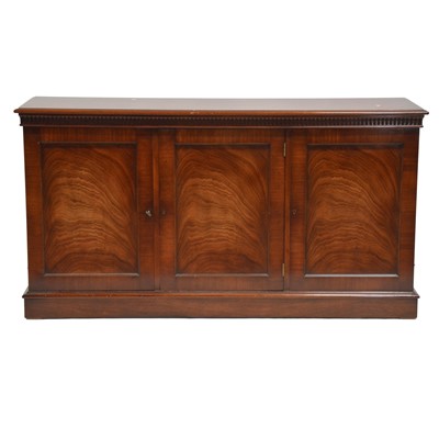 Lot 369 - Reproduction mahogany sideboard