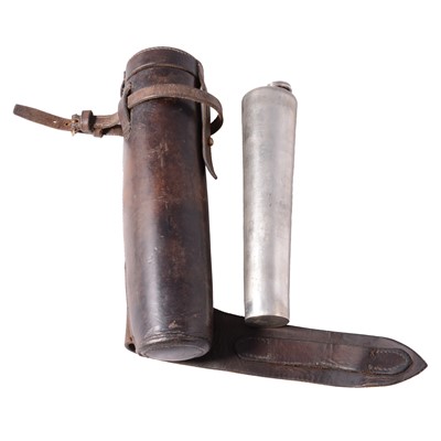 Lot 115 - Hunting flask in leather case