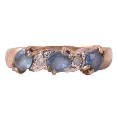 Lot 26 - A blue spinel and diamond ring.