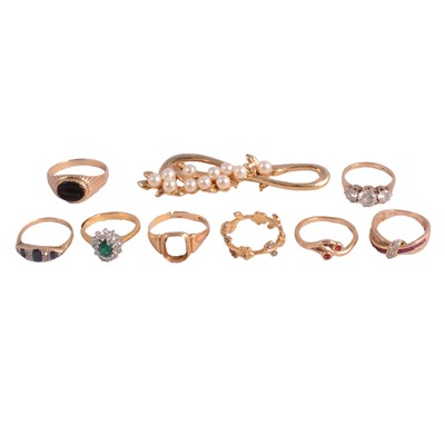 Lot 135A - A collection of gold and costume jewellery rings, and brooch.