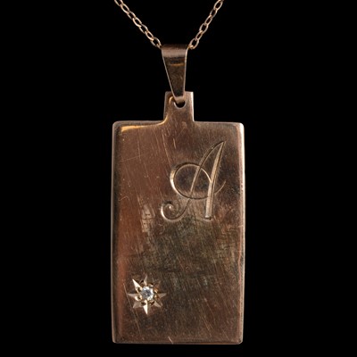 Lot 415 - A 9 carat yellow gold pendant engraved with initial A.