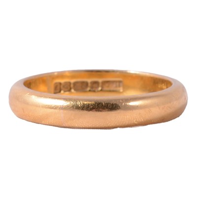 Lot 161 - A 22 carat gold wedding band.