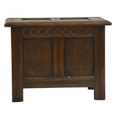 Lot 535 - Small oak coffer