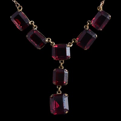 Lot 356 - A garnet necklace.