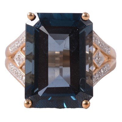 Lot 29 - A heat treated blue topaz ring.
