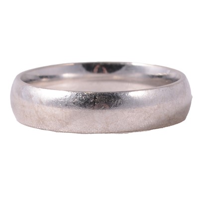 Lot 189 - An 18 carat white gold wedding band.