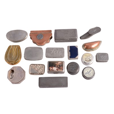 Lot 113 - Small collection of mixed metal snuff boxes