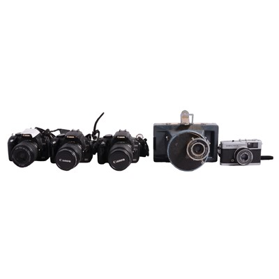 Lot 201 - An assortment of cameras