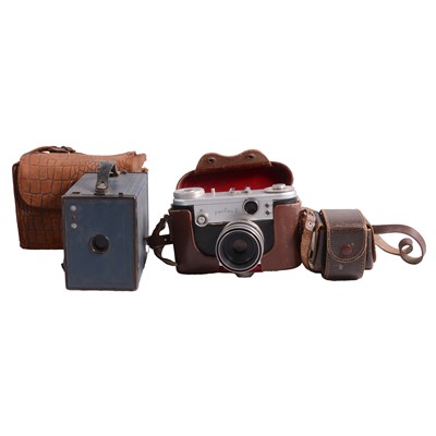 Lot 167 - Periflex 2 camera, with Lumax f/3.5 45mm lens, and a Brownie 120