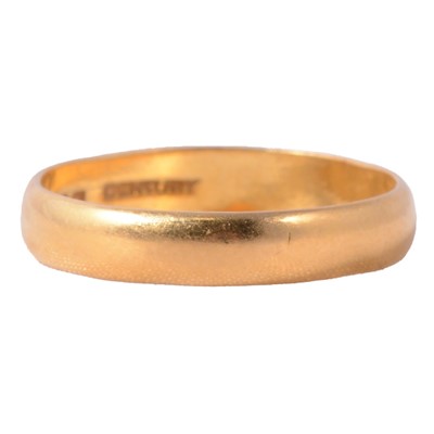 Lot 173 - A 22 carat gold wedding band.
