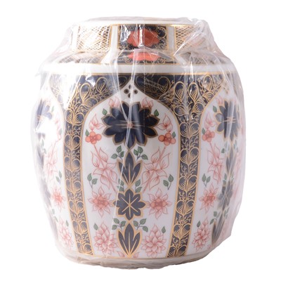 Lot 16 - CATALOGUE AMENDMENT Royal Crown Derby Imari pattern ginger jar and cover