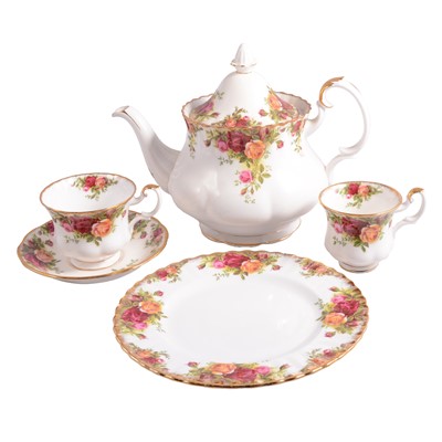Lot 102 - Extensive collection of Royal Albert 'Old Country Roses' tableware