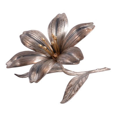 Lot 349 - A vintage Art Nouveau design floral petal ashtray.